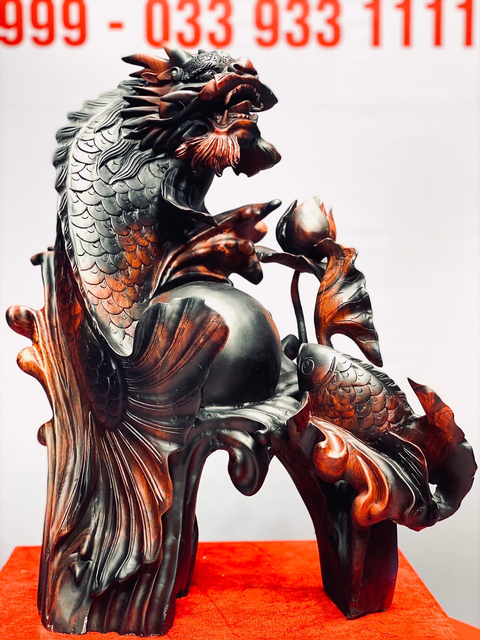 Cá chép hóa rồng gỗ trắc.