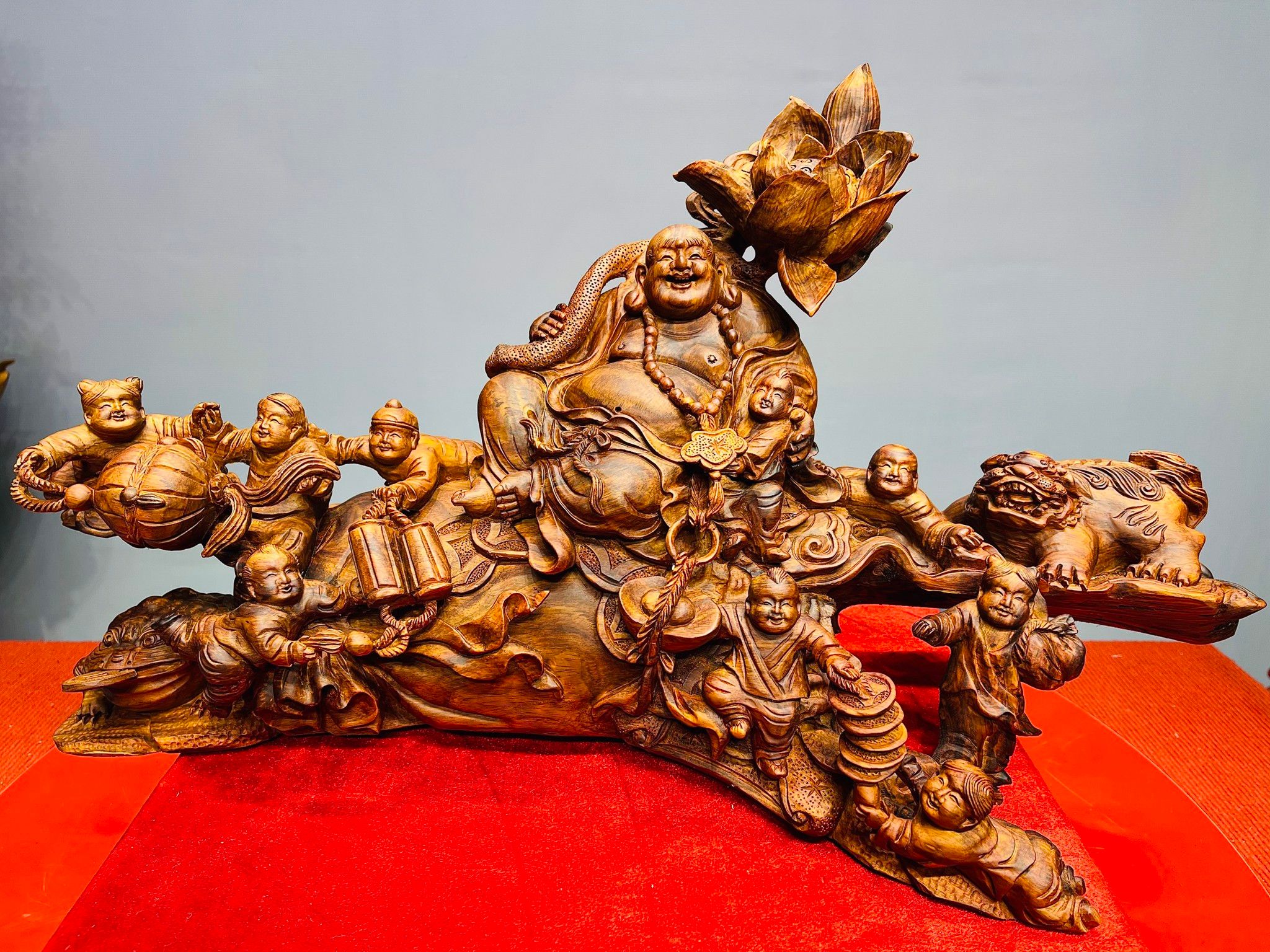 Di lặc cửu tiểu hoa sen nghê sưa.