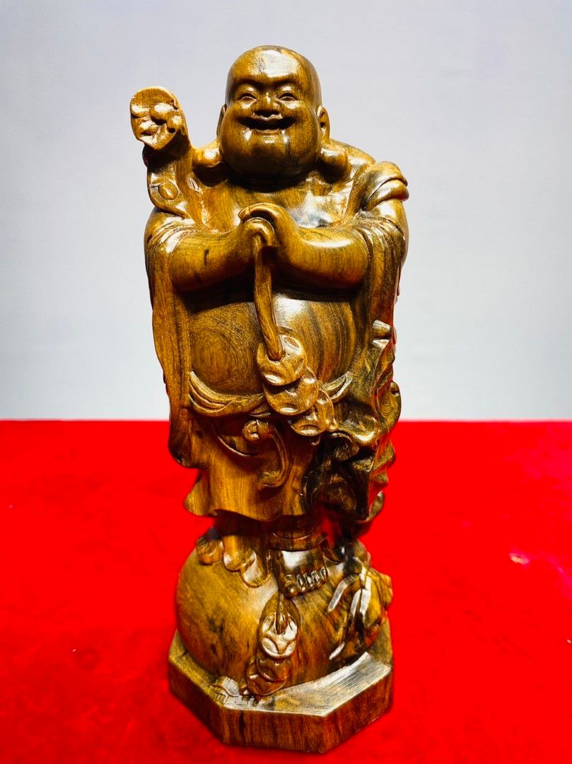 Di Lạc Chúc Phúc Đứng Bao Tiền Gỗ Bách Xanh