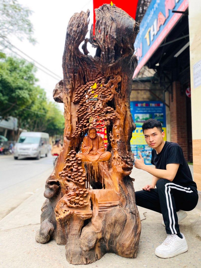 Đạt Ma Sư Tổ Ngồi Thiền Dưới Cây Tùng Gỗ Hương