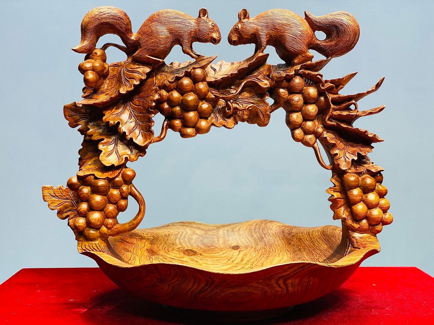 Giỏ Nho Sóc Gỗ Hương