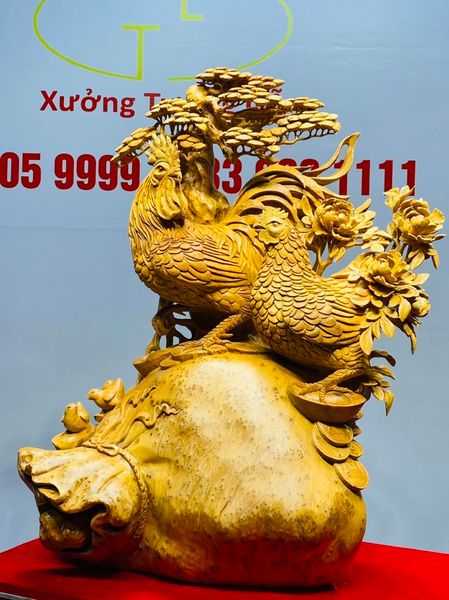 Gia Đình Gà Đứng Bao Tiền Cây Tùng Gỗ Hương