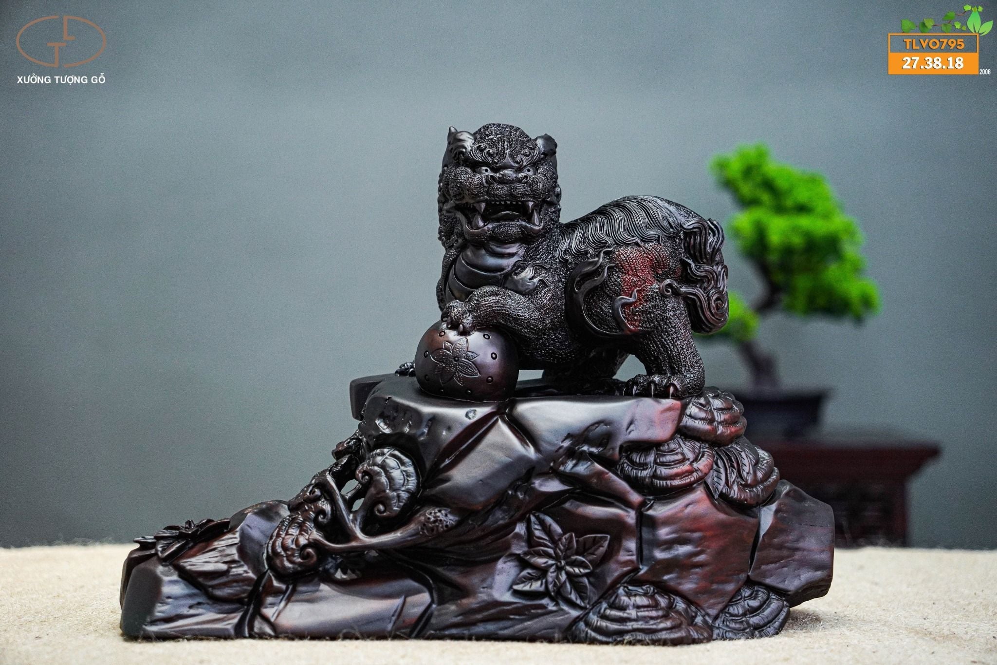 Lân sư vườn ngọc gỗ trắc