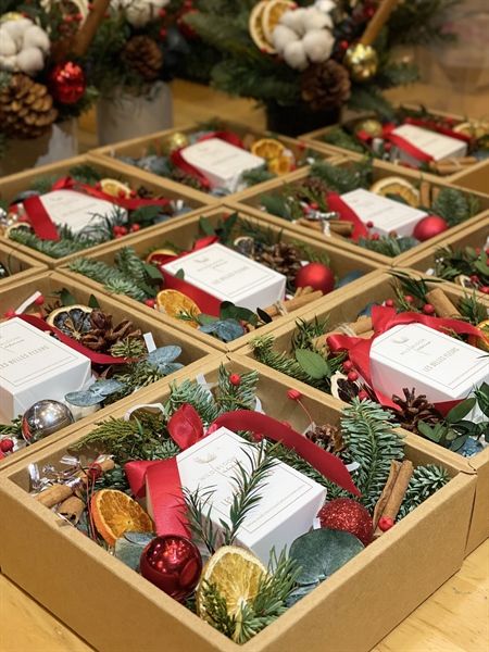 Hộp quà Xmas hoa và nến