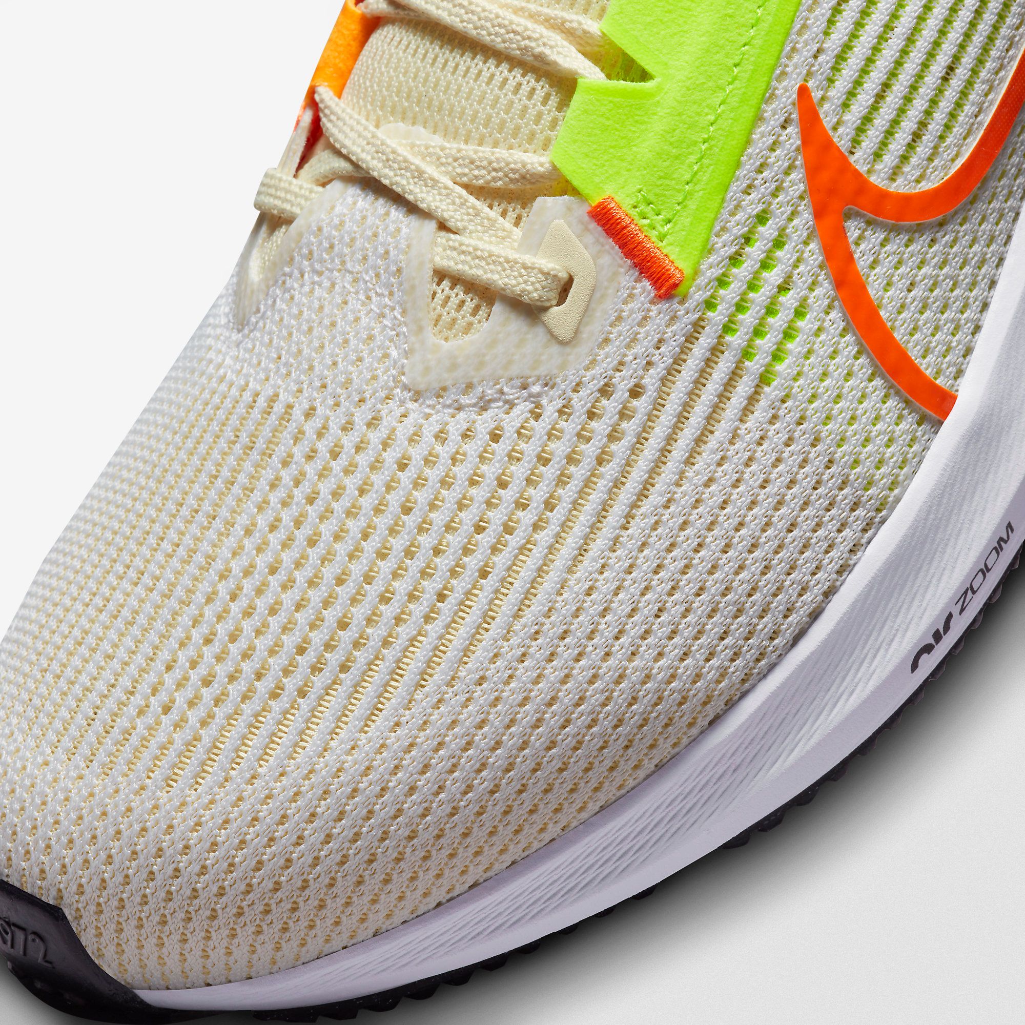  Nike Pegasus 40 - Coconut Milk / Volt 