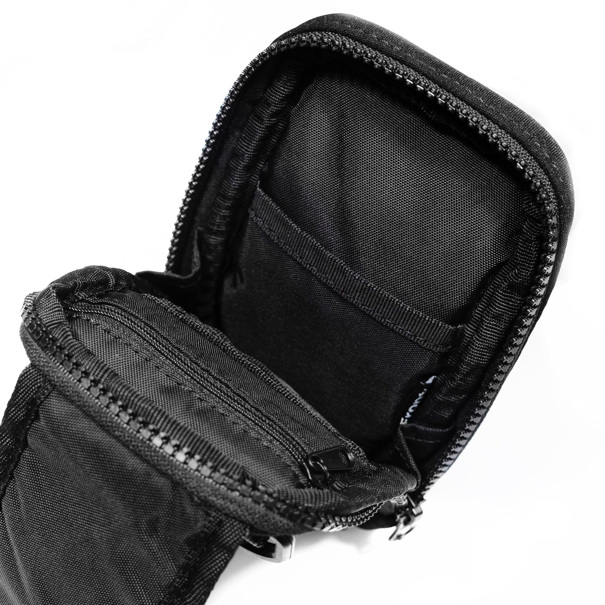  FRONT The Rook Mobile Pouch D421 - Black 