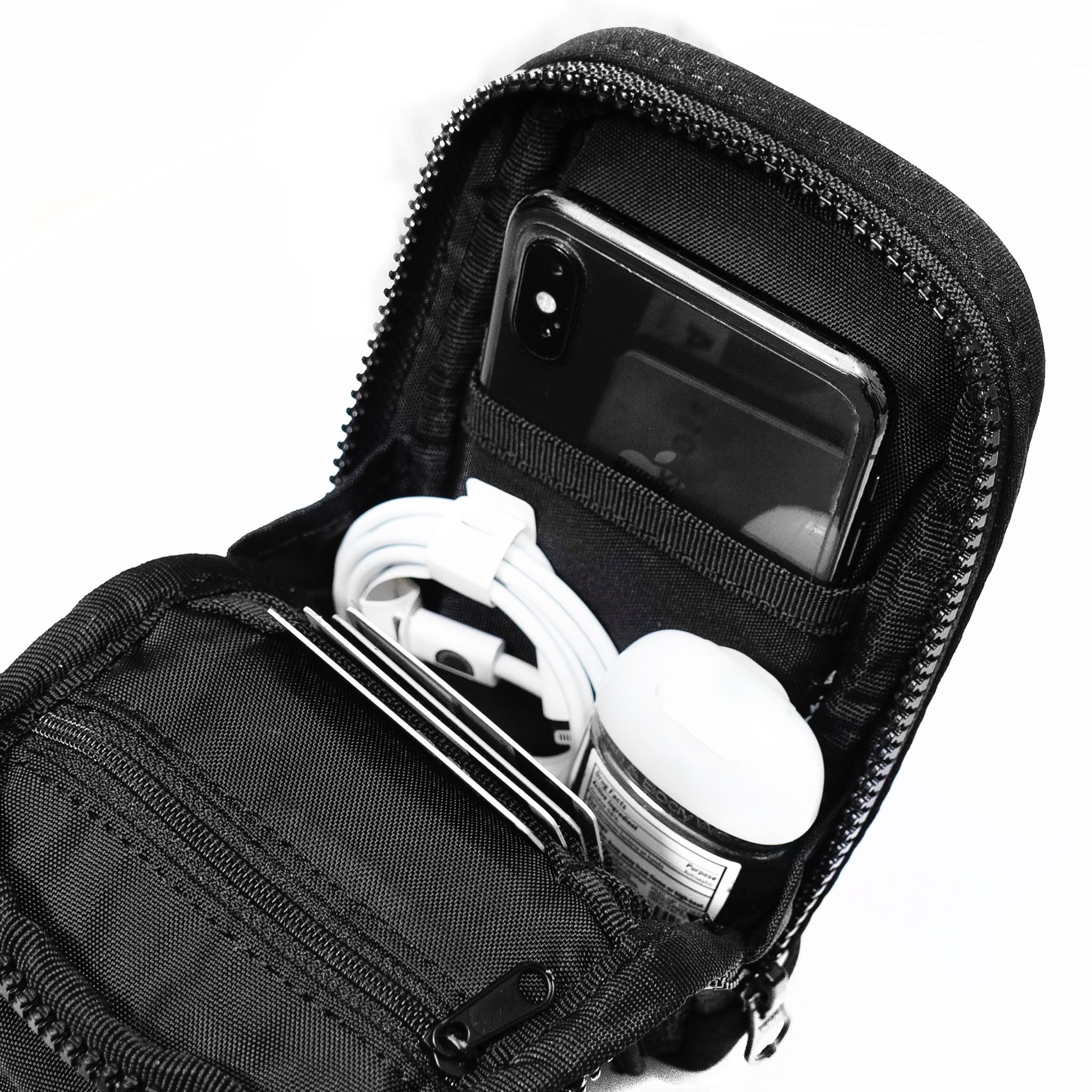  FRONT The Rook Mobile Pouch D421 - Black 