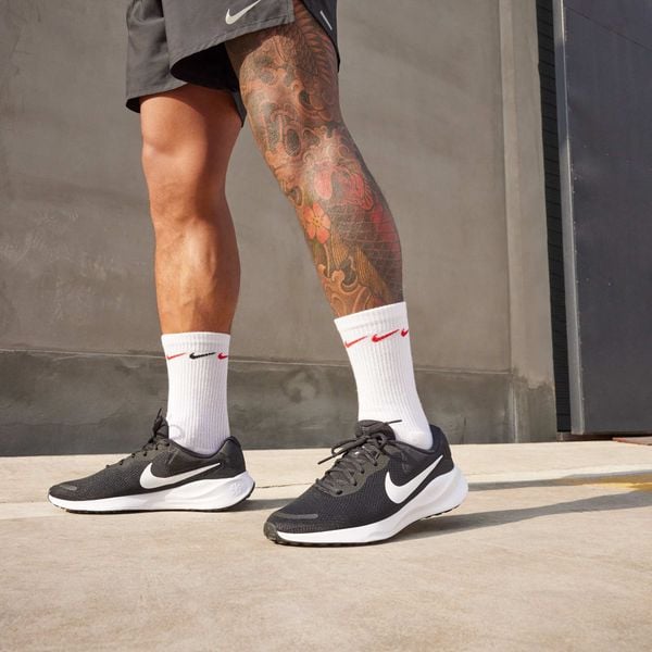  Nike Revolution 7 - Black / White 