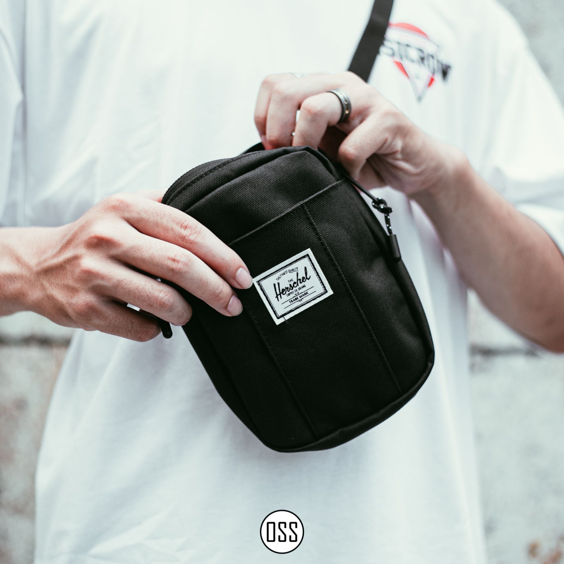  Herschel Cruz Crossbody Bag - Black 