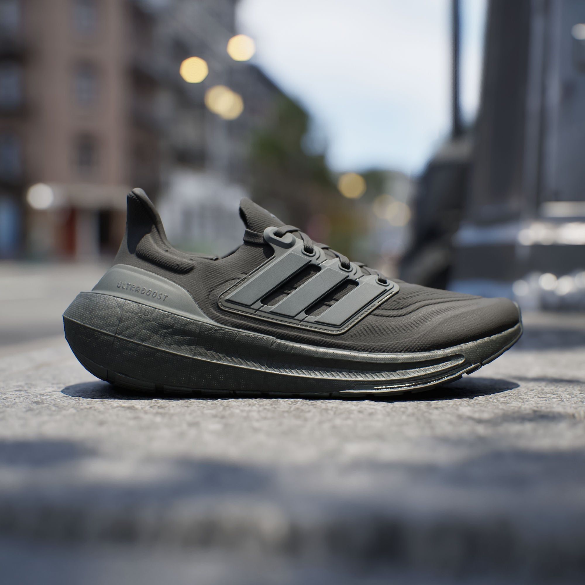  adidas UltraBOOST Light - Black / Black 