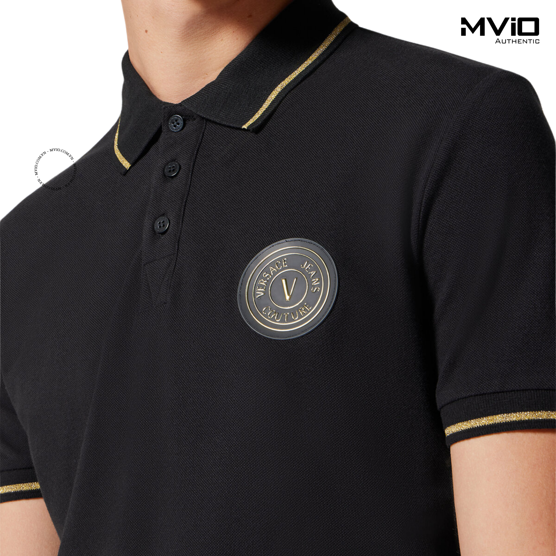  Polo Versace Đen Cổ Viền Vàng Logo Tròn Nhỏ 74GAGT08 