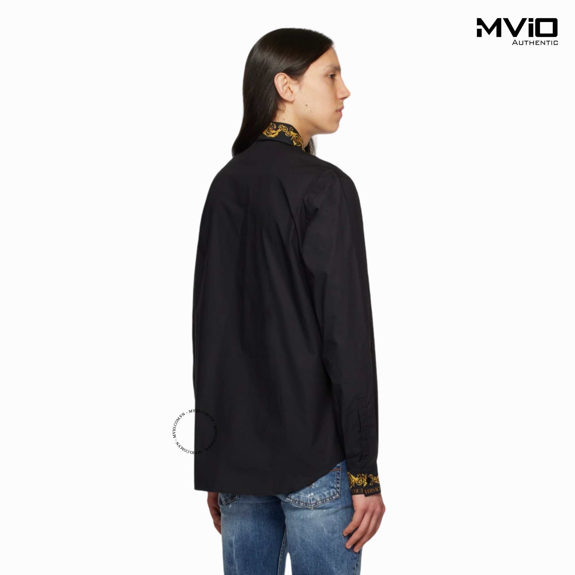  Sơ Mi Versace Đen Dài Tay Cổ Viền Hoạ Tiết Vàng 74GAL2S1 