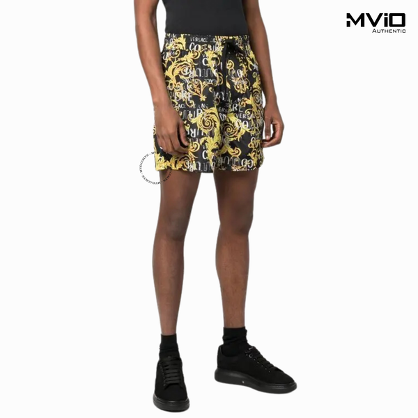  Short Versace Đen Hoạ Tiết Vàng Trắng 74GADD18 