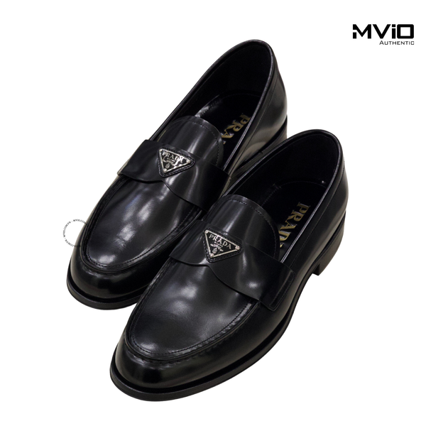  Loafer Prada Đen Bóng Tag Kim Loại 2025 2DB205 055 F0002 