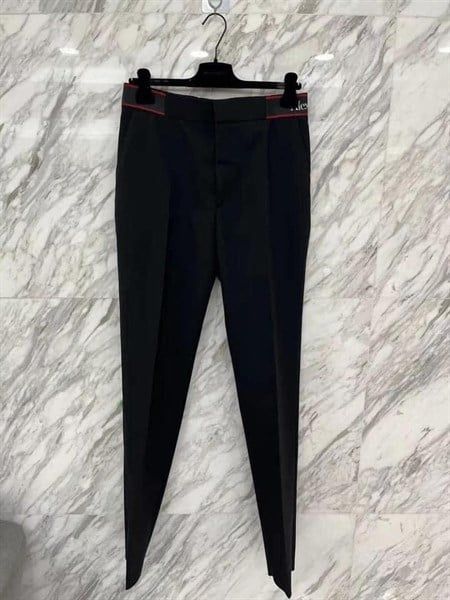  Quần Vải Alexander Mcqueen Đen Cạp Viền Chữ Đỏ 
