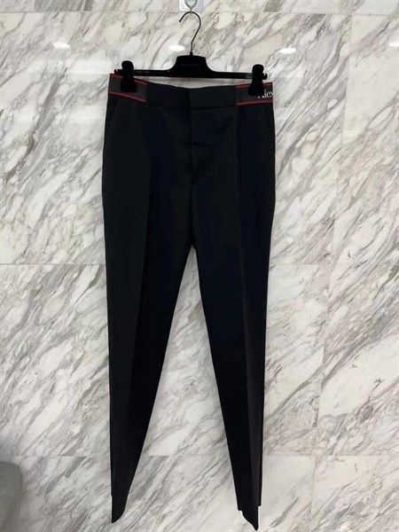  Quần Vải Alexander Mcqueen Đen Cạp Viền Chữ Đỏ 