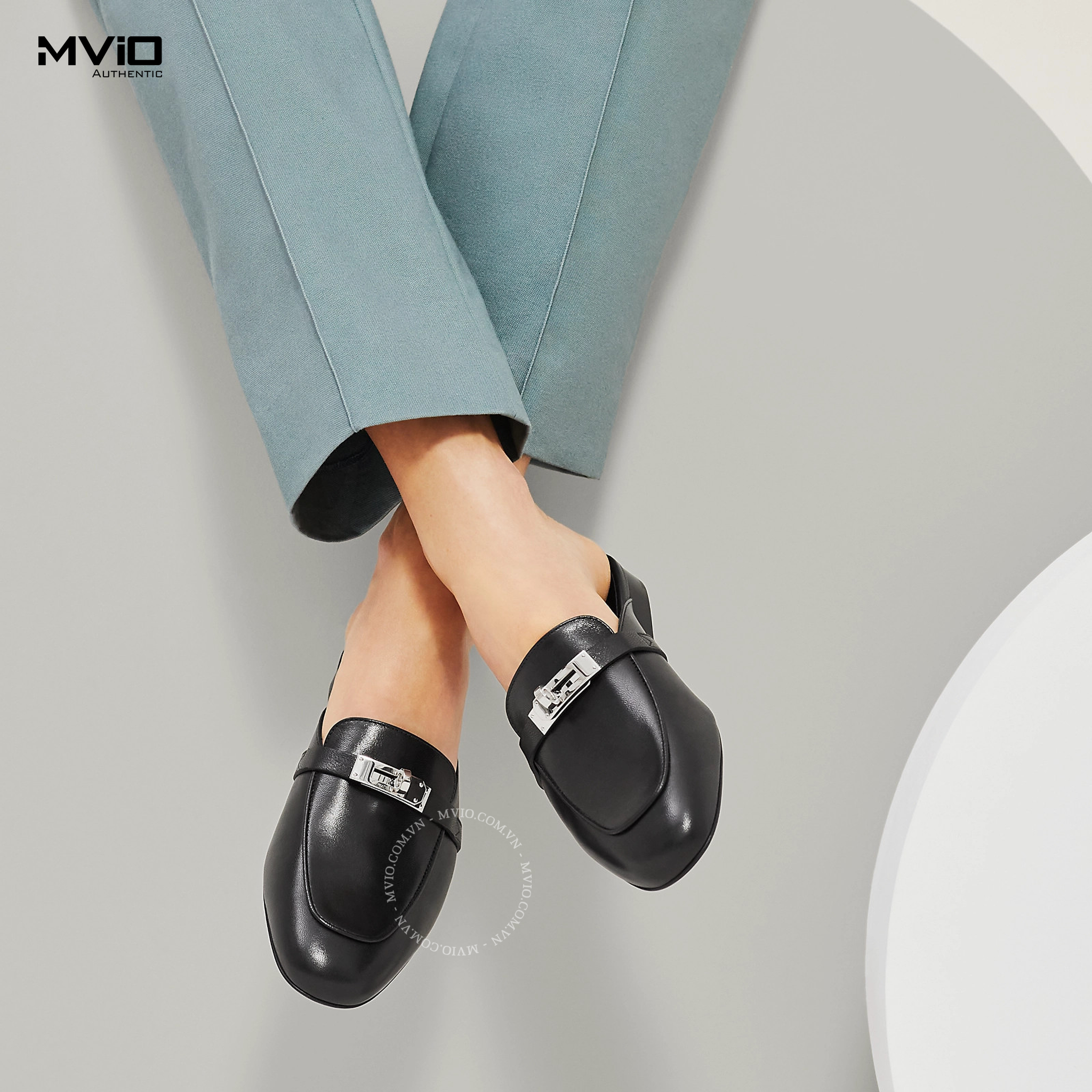  Slipper Hermes Đen Kelly Khoá Bạc CM211195Z2303 