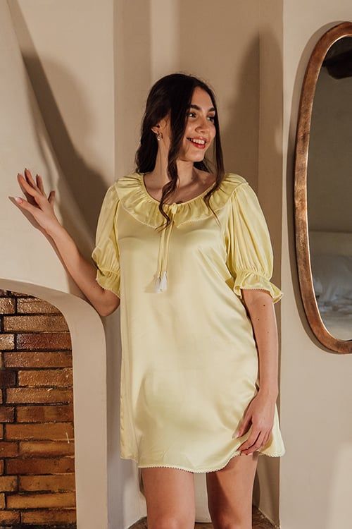  DDS010S51-ĐẦM SATIN VỚI THIẾT KẾ CỔ TRÒN BÈO MÀU VÀNG THỂ HIỆN SỰ THANH LỊCH VÀ ĐẲNG CẤP. 