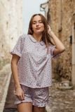 BSS040S51-BỘ SHORT SATIN CAO CẤP HỌA TIẾT HOA NHÍ VỚI THIẾT KẾ CỔ LÁ SEN TẠO CẢM GIÁC MỀM MẠI, THOÁNG MÁT  LÀ LỰA CHỌN LÝ TƯỞNG CHO MÙA HÈ 