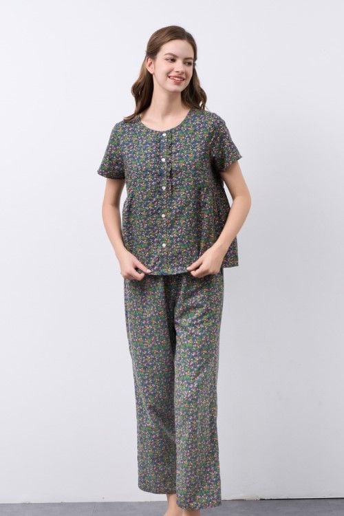  BKD010W41-BỘ KATE DÀI CỔ TRÒN VỚI HỌA TIẾT BÔNG NHÍ TRÊN NỀN VẢI XANH TẠO CẢM GIÁC NHẸ NHÀNG VÀ THOẢI MÁI. 