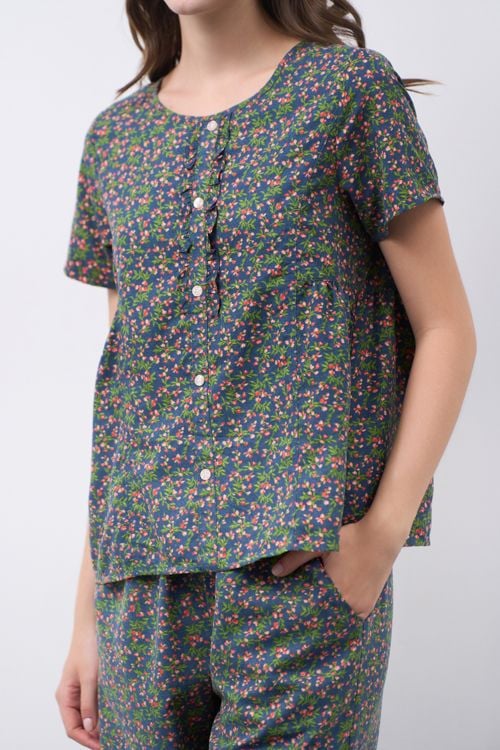  BKD010W41-BỘ KATE DÀI CỔ TRÒN VỚI HỌA TIẾT BÔNG NHÍ TRÊN NỀN VẢI XANH TẠO CẢM GIÁC NHẸ NHÀNG VÀ THOẢI MÁI. 