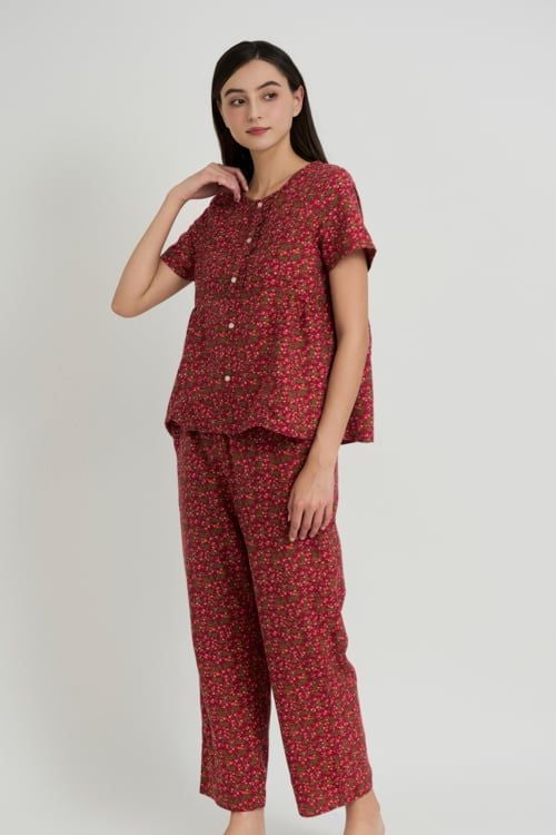  BKD011W41-BỘ KATE DÀI CỔ TRÒN VỚI HỌA TIẾT BÔNG NHÍ TRÊN NỀN VẢI ĐỎ TẠO CẢM GIÁC NHẸ NHÀNG VÀ THOẢI MÁI 