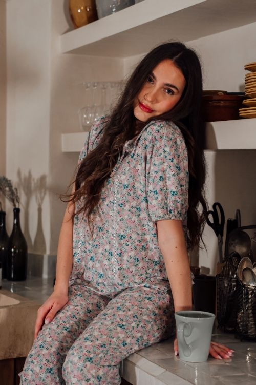  BKD030S51-BỘ TOLE DÀI VỚI THIẾT KẾ CỔ LÁ SEN ĐIỂM NHẤN REN NỔI BẬT TẠO SỰ DUYÊN DÁNG VÀ THOẢI MÁI KHI MẶC. 