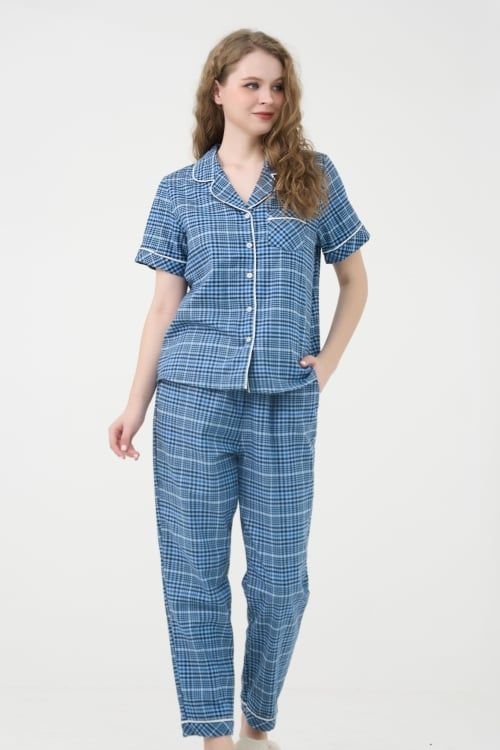  BKD138W01-BỘ KATE DÀI CỔ PIJAMA VỚI HỌA TIẾT CARO XANH MANG LẠI CẢM GIÁC TRẺ TRUNG VÀ NĂNG ĐỘNG 