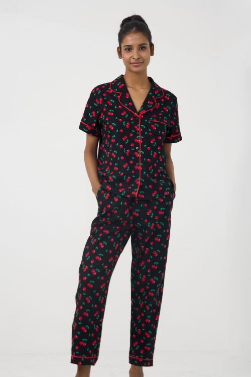  BKD138W02-BỘ KATE DÀI CỔ PIJAMA VỚI HỌA TIẾT CHERRY ĐỎ MANG LẠI CẢM GIÁC TRẺ TRUNG VÀ NĂNG ĐỘNG 