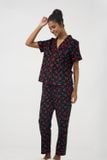  BKD138W02-BỘ KATE DÀI CỔ PIJAMA VỚI HỌA TIẾT CHERRY ĐỎ MANG LẠI CẢM GIÁC TRẺ TRUNG VÀ NĂNG ĐỘNG 
