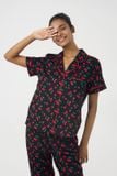  BKD138W02-BỘ KATE DÀI CỔ PIJAMA VỚI HỌA TIẾT CHERRY ĐỎ MANG LẠI CẢM GIÁC TRẺ TRUNG VÀ NĂNG ĐỘNG 