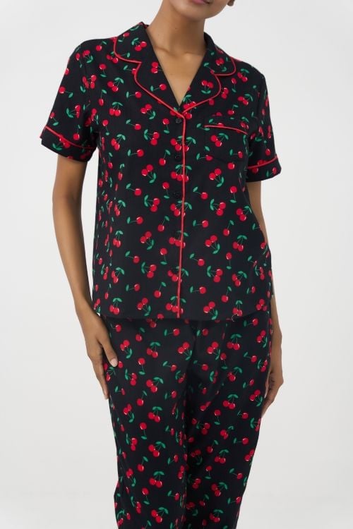  BKD138W02-BỘ KATE DÀI CỔ PIJAMA VỚI HỌA TIẾT CHERRY ĐỎ MANG LẠI CẢM GIÁC TRẺ TRUNG VÀ NĂNG ĐỘNG 