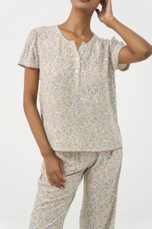  BKL010S51-BỘ LỬNG TOLE VỚI THIẾT KẾ CỔ TRÒN XẺ TRỤ V ĐIỂM NHẤN RODE NỐI BẬT MANG ĐẾN SỰ SANG TRỌNG VÀ DUYÊN DÁNG TẠO CẢM GIÁC THOẢI MÁI KHI MẶC 