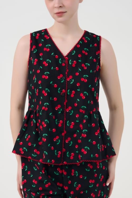  BKL151S32-BỘ KATE LỬNG CỔ V VỚI  MÀU ĐEN HỌA TIẾT CHERRY ĐỎ GIÚP BỘ ĐỒ THÊM PHẦN NHẸ NHÀNG VÀ NỮ TÍNH. 