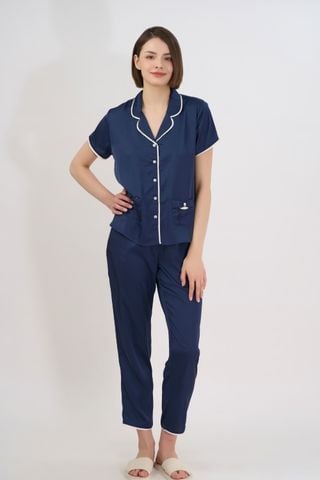  BSD011W42-BỘ DÀI SATIN CỔ PIJAMA VỚI CHẤT LIỆU MỀM MỊN, MÁT MẺ MANG LẠI CẢM GIÁC THOẢI MÁI VÀ SANG TRỌNG KHI MẶC. 