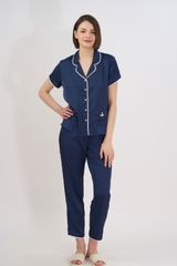 BSD011W42-BỘ DÀI SATIN CỔ PIJAMA VỚI CHẤT LIỆU MỀM MỊN, MÁT MẺ MANG LẠI CẢM GIÁC THOẢI MÁI VÀ SANG TRỌNG KHI MẶC.