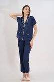 BSD011W42-BỘ DÀI SATIN CỔ PIJAMA VỚI CHẤT LIỆU MỀM MỊN, MÁT MẺ MANG LẠI CẢM GIÁC THOẢI MÁI VÀ SANG TRỌNG KHI MẶC. 