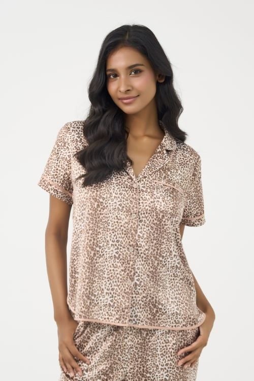  BSD012S41-BỘ SATIN DÀI CỔ PIJAMA VỚI HỌA TIẾT DA BÁO, VIỀN NỔI BẬT TẠO CẢM GIÁC TINH TẾ VÀ THANH LỊCH 