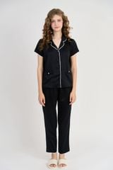 BSD012W41-BỘ DÀI  SATIN CỔ PIJAMA VỚI CHẤT LIỆU MỀM MỊN, MÁT MẺ MANG LẠI CẢM GIÁC THOẢI MÁI VÀ SANG TRỌNG KHI MẶC.