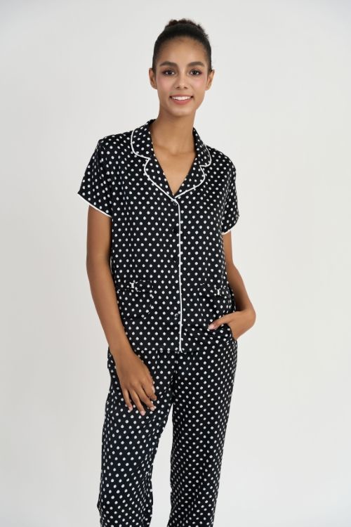  BSD013W42-BỘ DÀI  SATIN CỔ PIJAMA VỚI CHẤT LIỆU MỀM MỊN, MÁT MẺ MANG LẠI CẢM GIÁC THOẢI MÁI VÀ SANG TRỌNG KHI MẶC. 