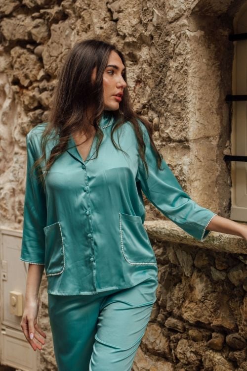  BSD030S51-BỘ SATIN DÀI CAO CẤP VỚI THIẾT KẾ CỔ PIJAMA PHỐI REN NỔI BẬT MANG VẺ ĐẸP THANH LỊCH VÀ TẠO CẢM GIÁC THƯ THÁI KHI MẶC 