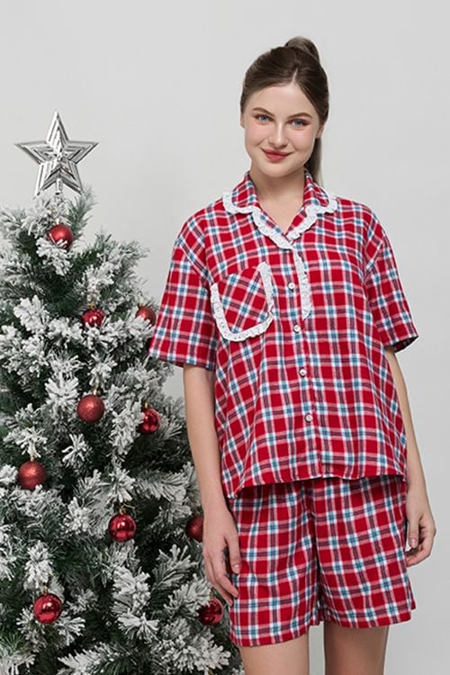  BSK011W43-BỘ PIJAMA SHORT CHẤT KATE CÓ PHỐI REN VỚI HỌA TIẾT CARO ĐỎ CHO MÙA NOEL. 