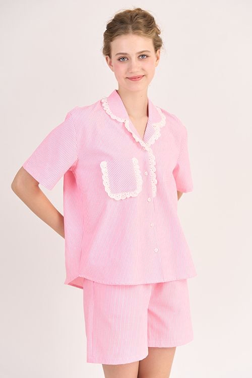  BSK013W41-BỘ SHORT KATE VỚI THIẾT KẾ CỔ PIJAMA ĐIỂM NHẤN REN NỔI BẬT MANG  ĐẾN SỰ TRẺ TRUNG  VÀ NĂNG ĐỘNG TẠO CẢM GIÁC THOẢI MÁI KHI MẶC 