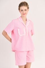 BSK013W41-BỘ SHORT KATE VỚI THIẾT KẾ CỔ PIJAMA ĐIỂM NHẤN REN NỔI BẬT MANG  ĐẾN SỰ TRẺ TRUNG  VÀ NĂNG ĐỘNG TẠO CẢM GIÁC THOẢI MÁI KHI MẶC