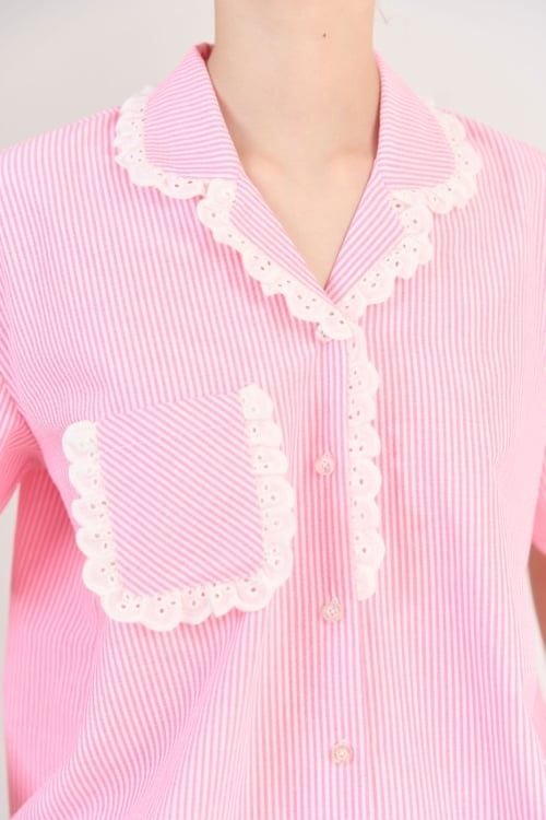  BSK013W41-BỘ SHORT KATE VỚI THIẾT KẾ CỔ PIJAMA ĐIỂM NHẤN REN NỔI BẬT MANG  ĐẾN SỰ TRẺ TRUNG  VÀ NĂNG ĐỘNG TẠO CẢM GIÁC THOẢI MÁI KHI MẶC 