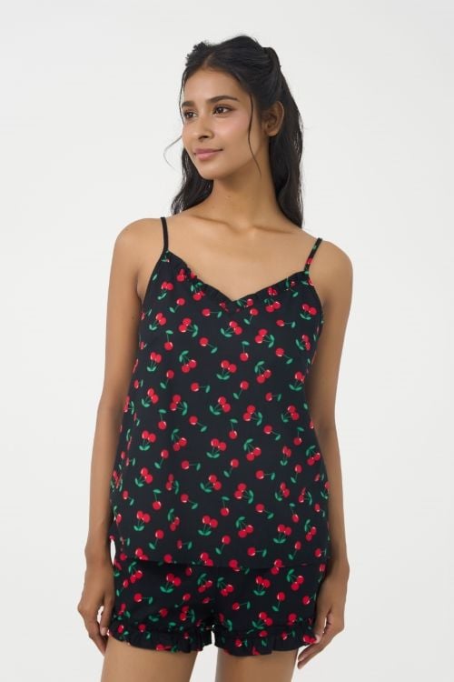  BSK019S02-BỘ SHORT KATE 2 DÂY TRÊN NỀN VẢI ĐEN KẾT HỢP VỚI HOẠ TIẾT CHERRY ĐỎ NỔI BẬT, TẠO ĐIỂM NHẤN NGỌT NGÀO VÀ TƯƠI TẮN. 