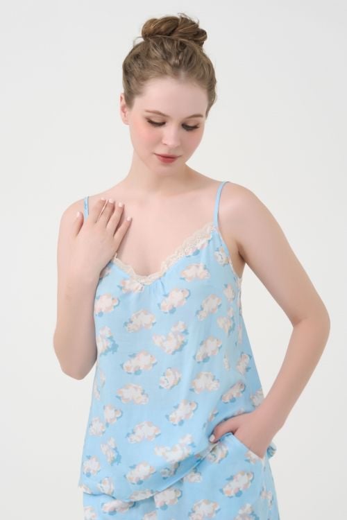  BSK042S31-BỘ TOLE SHORT VỚI THIẾT KẾ 2 DÂY QUYẾN RŨ, ĐIỂM NHẬN REN NỔI BẬT MANG LẠI CẢM GIÁC MỀM MẠI VÀ THOÁNG MÁT. 