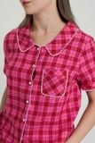  BSK053W34-BỘ SHORT KATE THIẾT KẾ CỔ LÁ SEN ĐỘC ĐÁO VỚI HỌA TIẾT CARO HỒNG TẠO CẢM GIÁC THOẢI MÁI VÀ TRẺ TRUNG. 