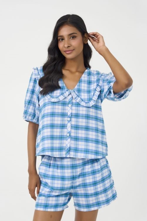  BSK105S11-BỘ SHORT KATE VỚI THIẾT KẾ CỔ LÁ SEN ĐIỂM NHẤN BÈO NỔI BẬT MANG  ĐẾN SỰ DUYÊN DÁNG VÀ TRẺ TRUNG TẠO CẢM GIÁC THOẢI MÁI KHI MẶC 