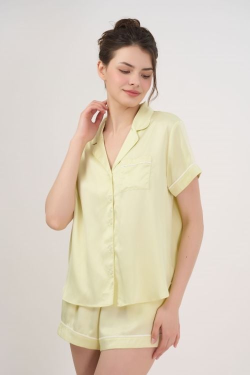  BSS010S52-BỘ SHORT SATIN VỚI THIẾT KẾ CỔ PIJAMA MANG PHONG CÁCH NHẸ NHÀNG VÀ THOẢI MÁI KHI MẶC 